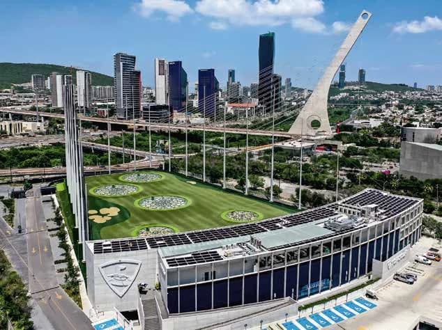 Topgolf Monterrey con cubierta solar Energon y el Puente Atirantado al fondo
