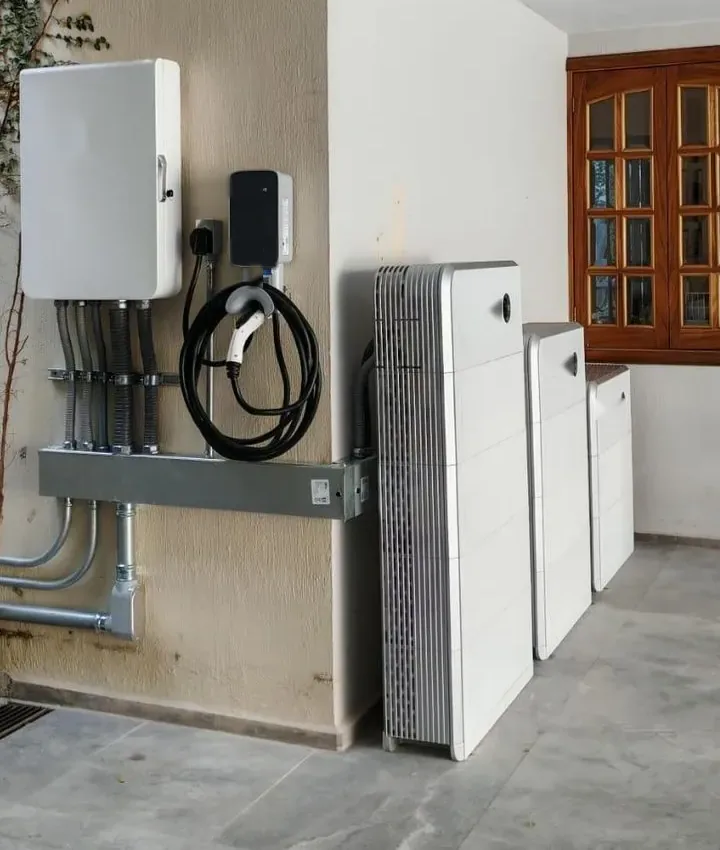 Inversor, cargador EV y torre de batería en una cochera
