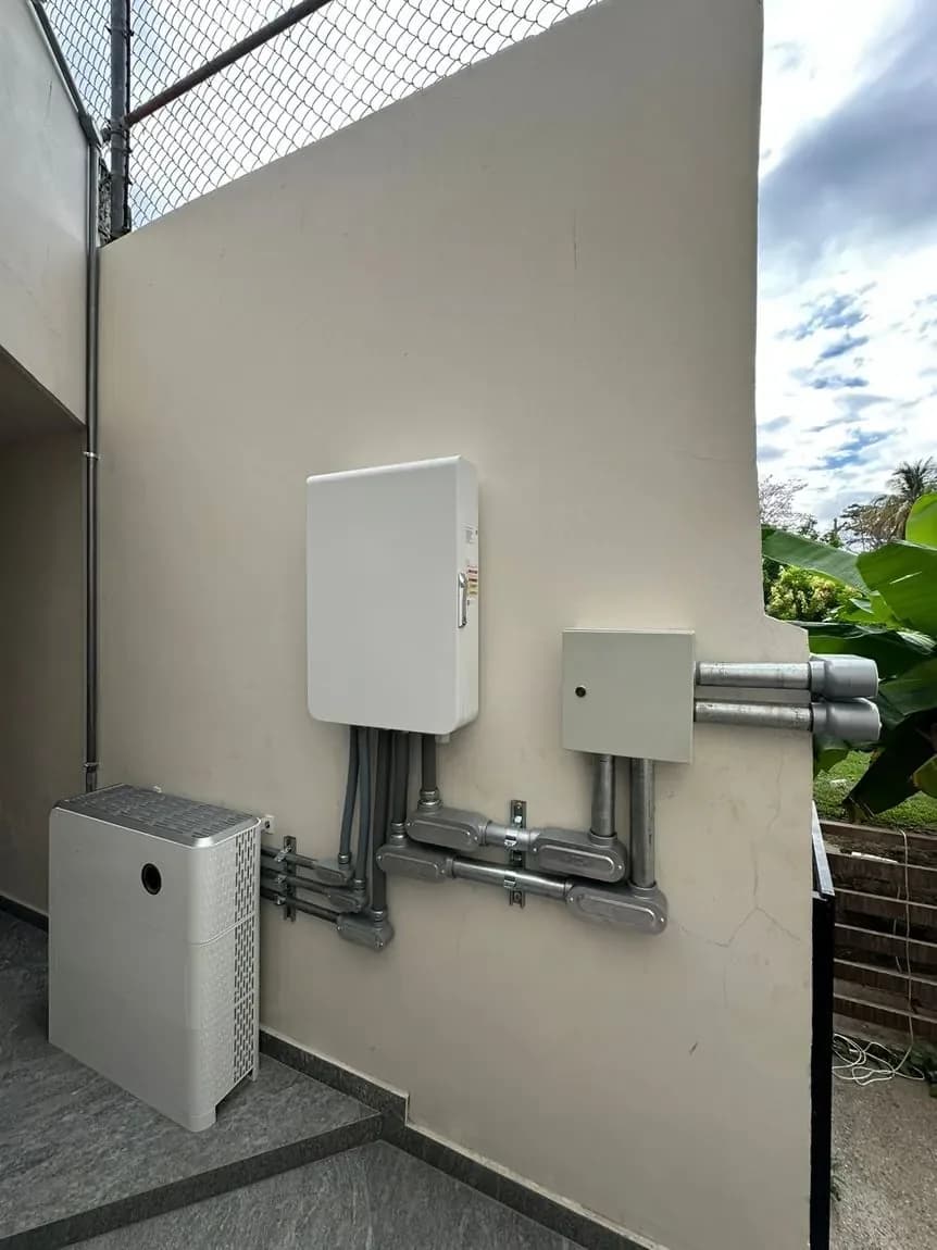 Inversor y batería de piso instalados a la intemperie