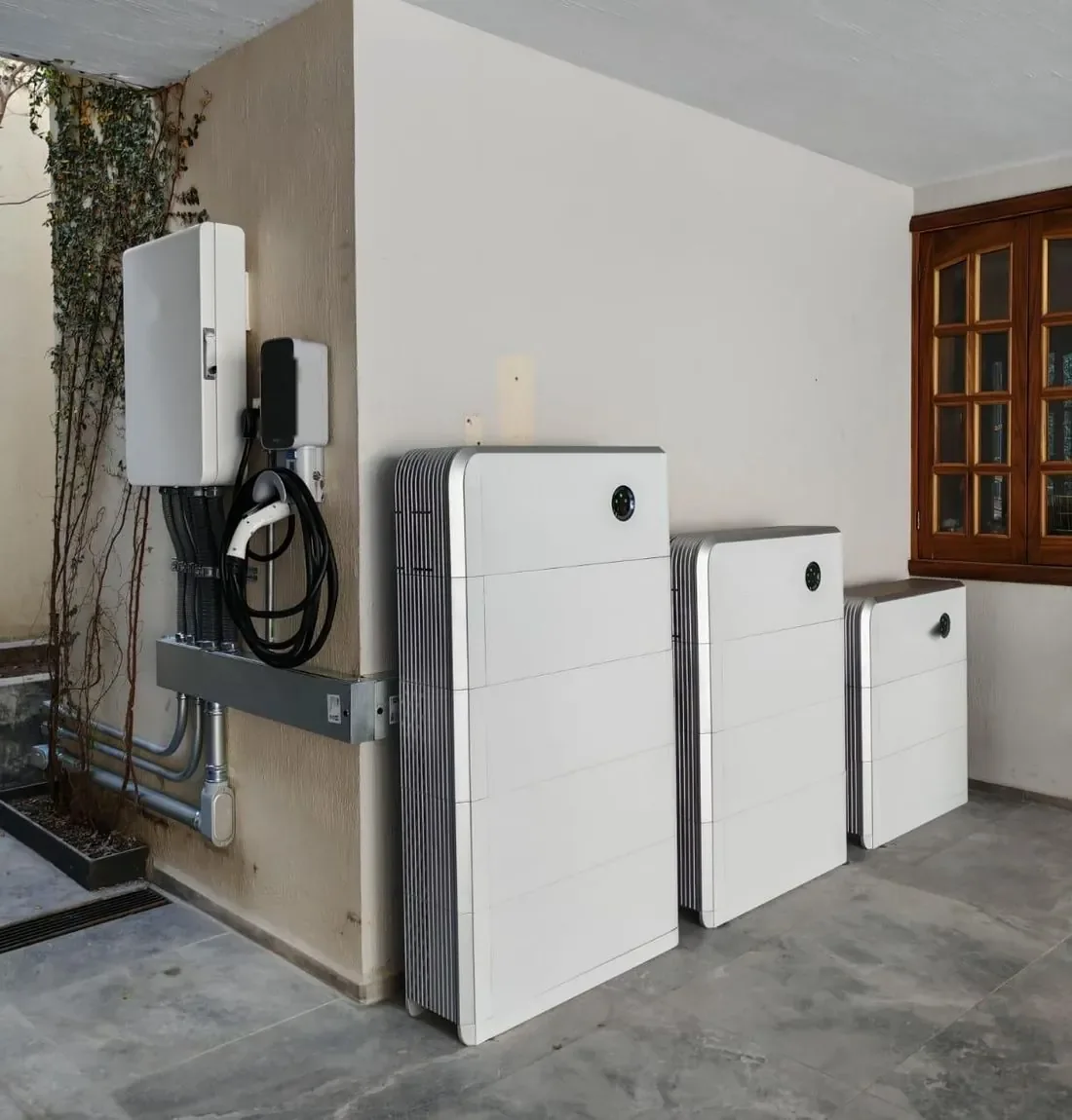 Torre de baterías 5-en-1 instalada por Energon en una cochera residencial