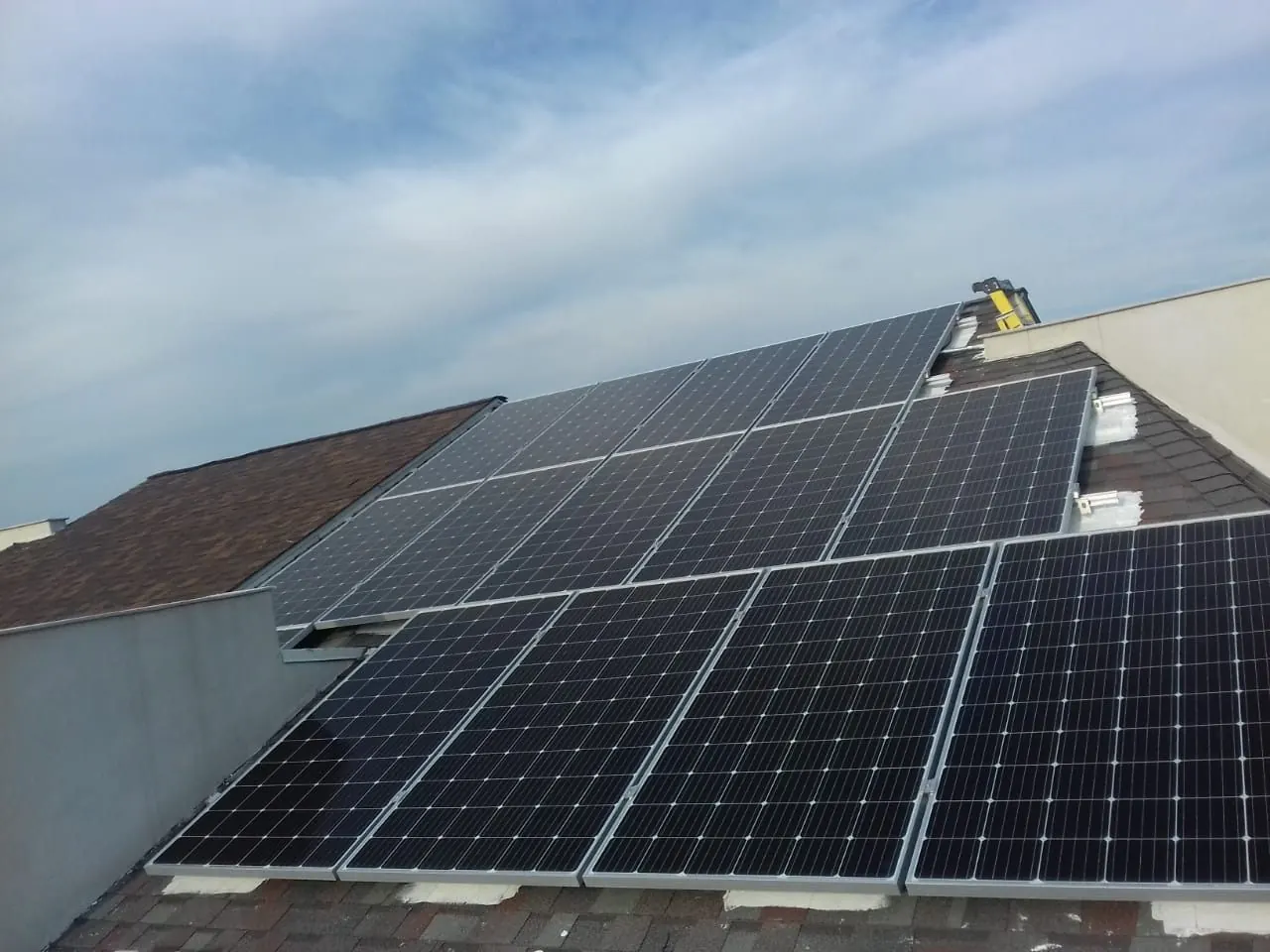 Sistema solar terminado siguiendo la inclinación del techo ligero