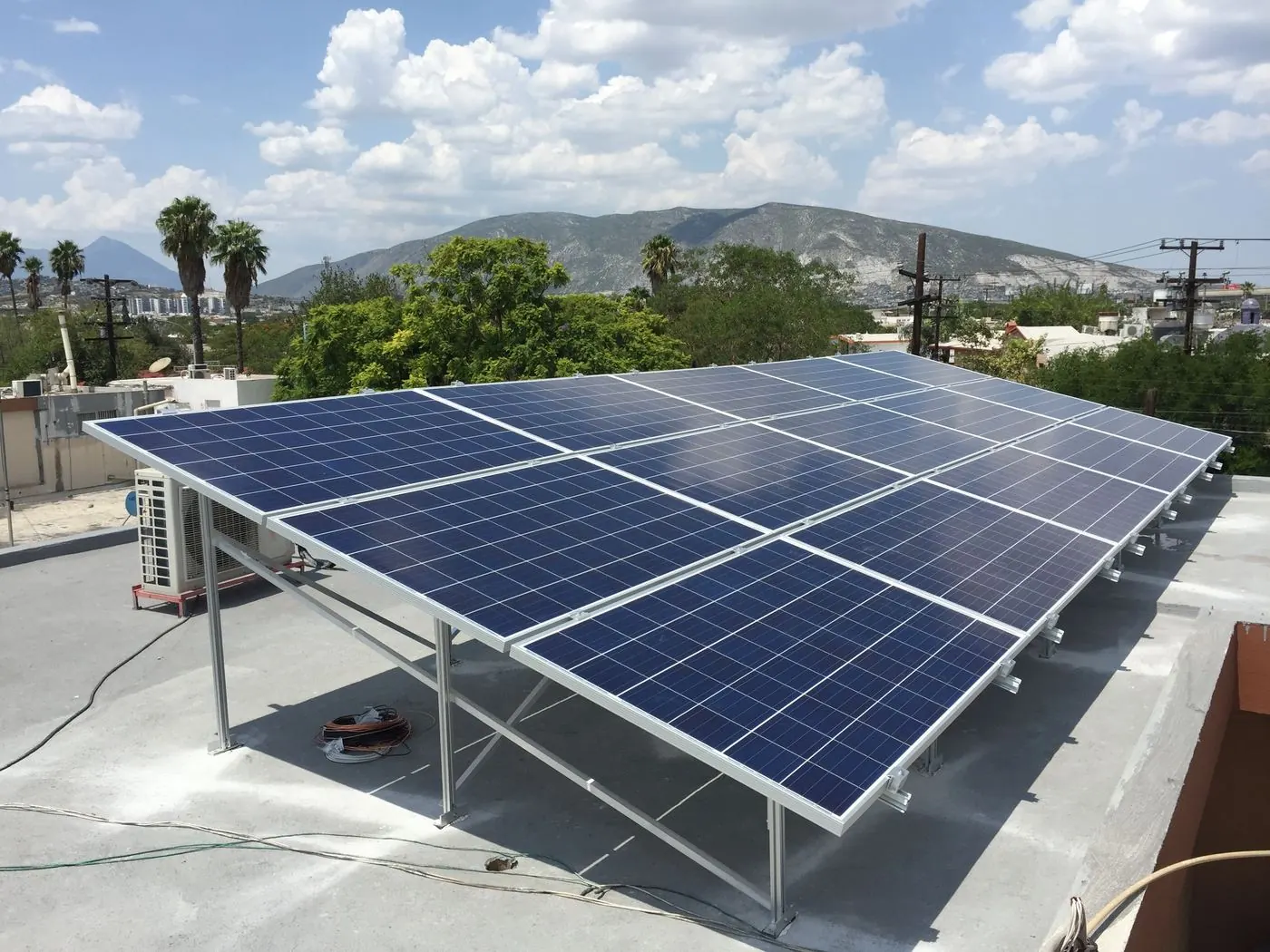Paneles elevados pasando por encima de los equipos de clima
