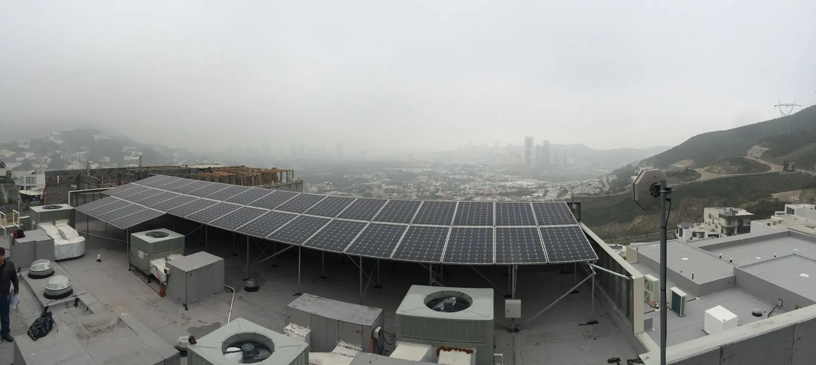 Sistema solar elevado sobre postes en azotea