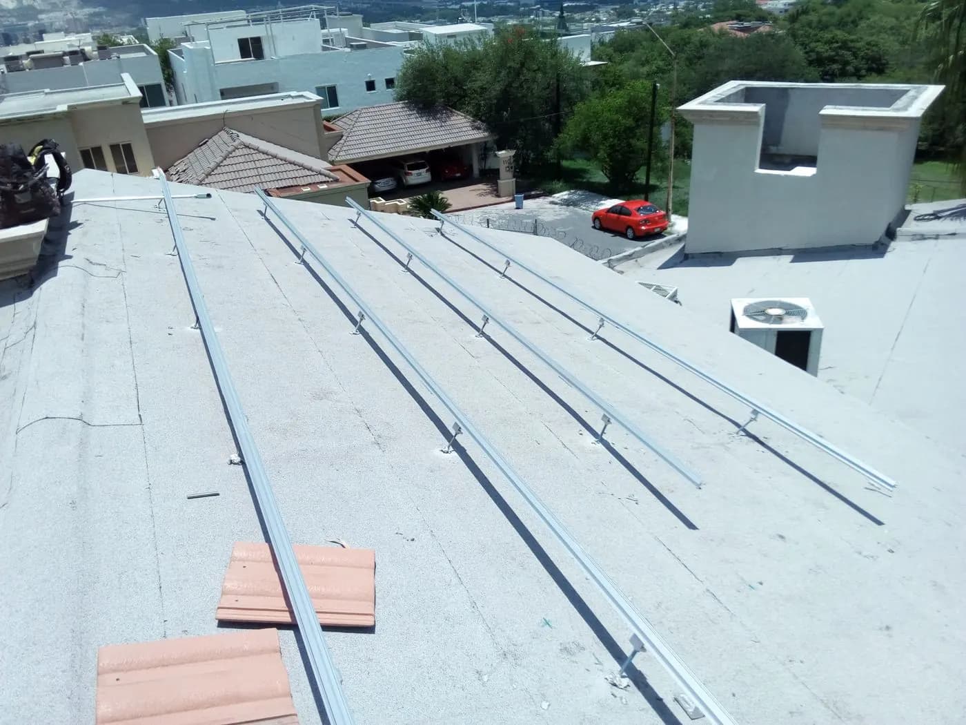 Anclaje fijado a la estructura del techo, bajo la teja