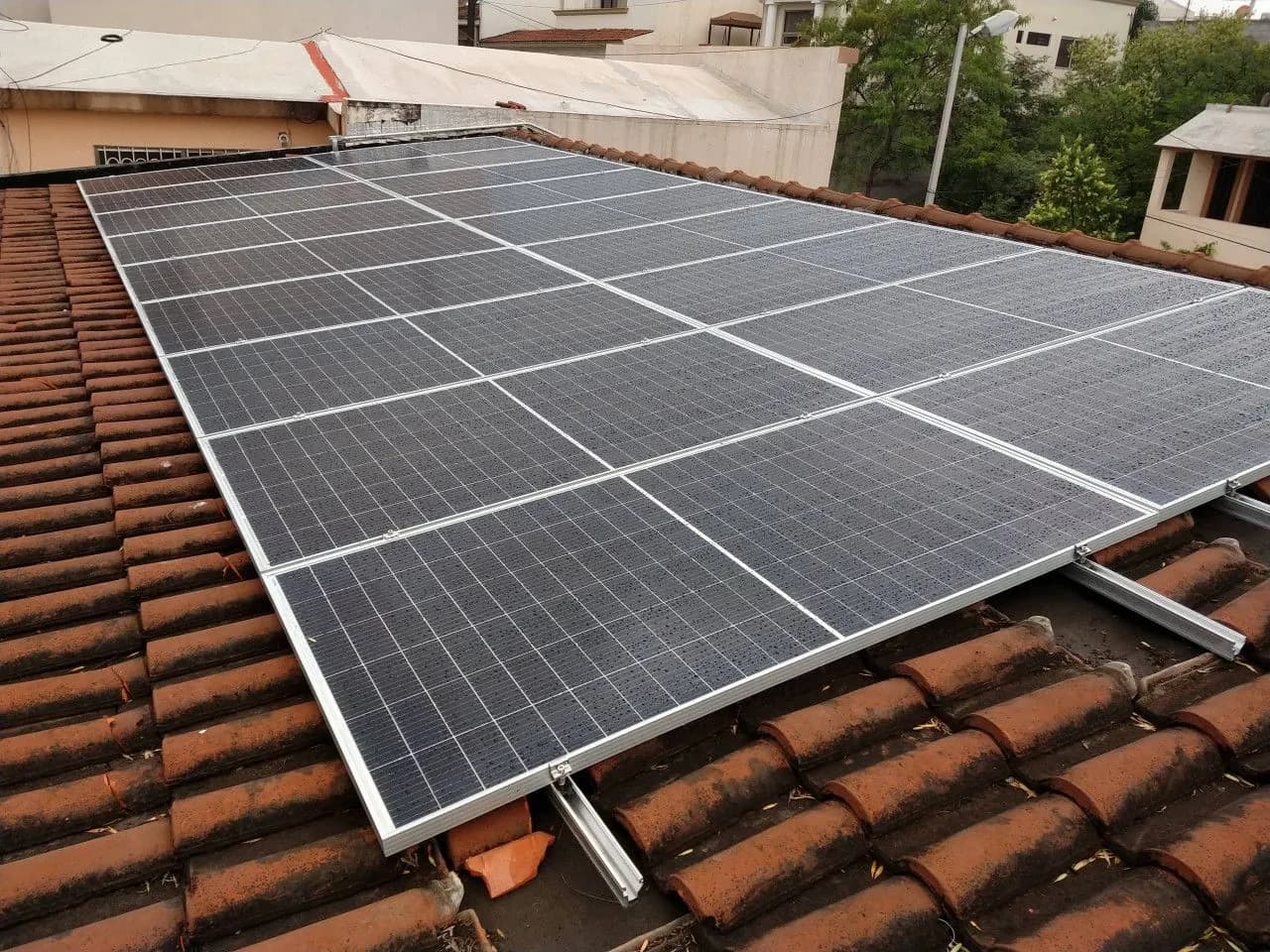 Rieles de aluminio nivelados corriendo por encima de la teja