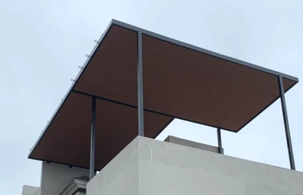 Pérgola Energon con acabado deck: plafón tipo madera