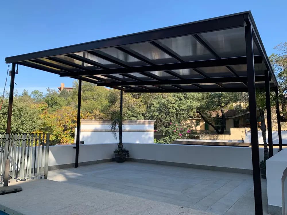 Pérgola Energon con cubierta de policarbonato
