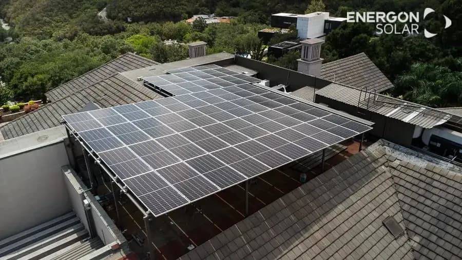 Pérgola solar pura en azotea: los paneles son el techo