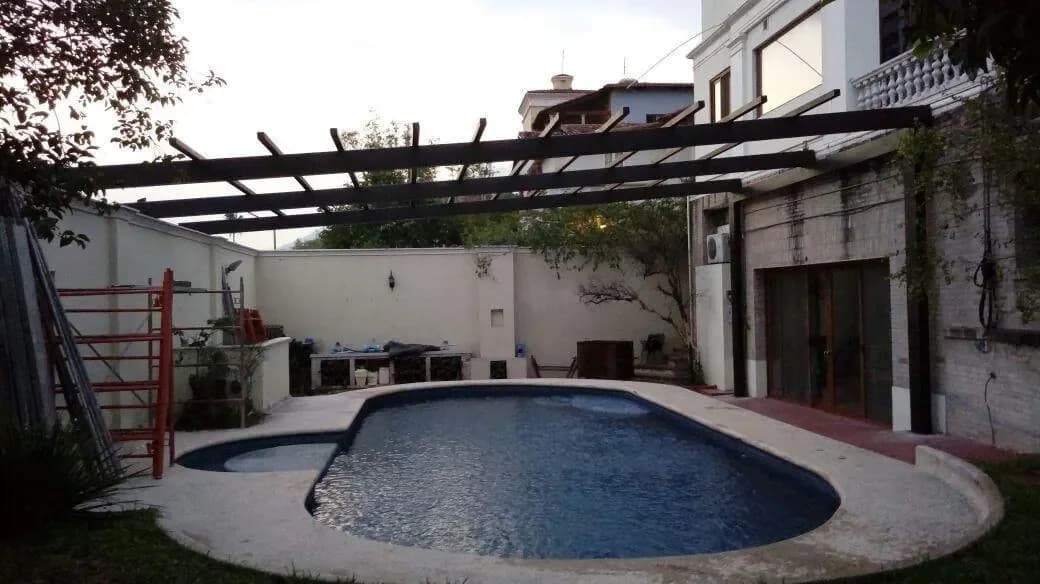 La alberca durante la obra: estructura de acero PTR montada