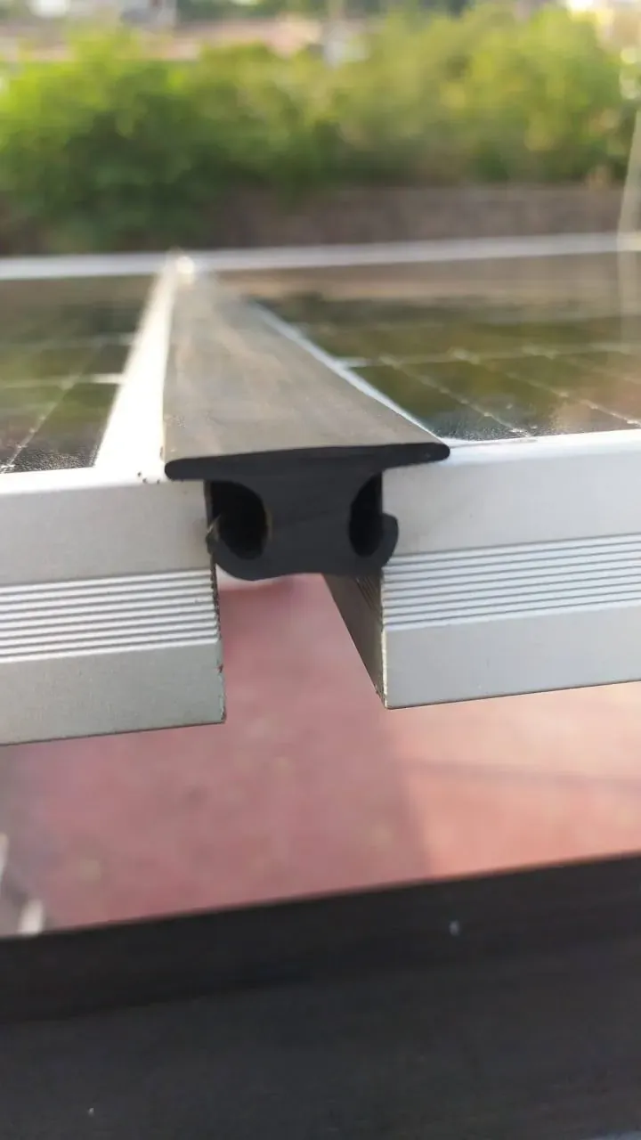 Perfil de sello instalado entre dos paneles de la pérgola