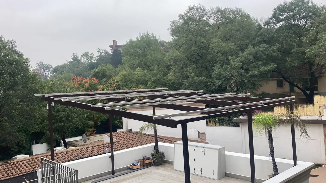 Estructura de pérgola en obra: PTR color chocolate listo para recibir los módulos