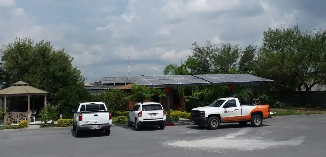 Cochera solar: autos a la sombra bajo paneles