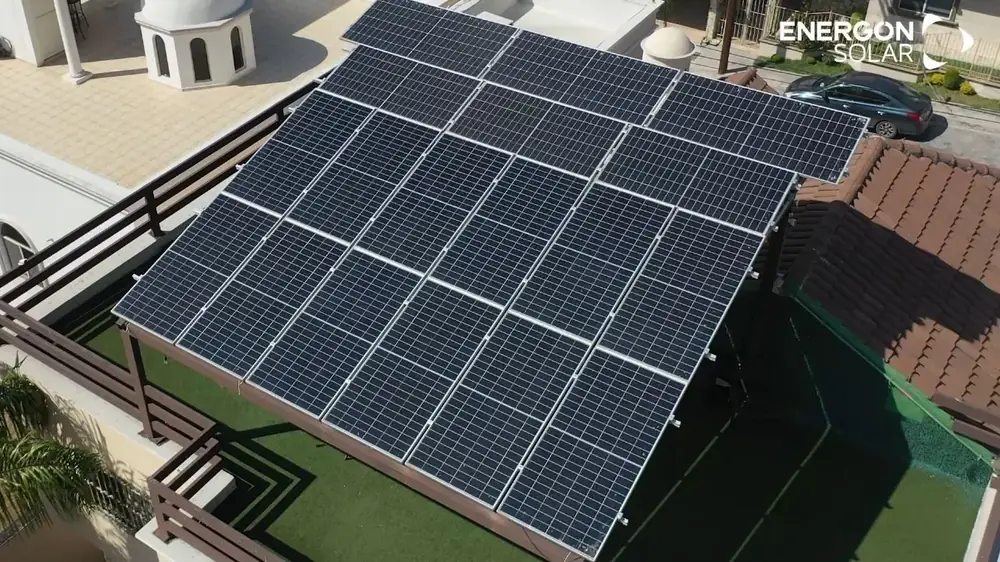 Vista aérea con dron de la pérgola solar sobre la terraza