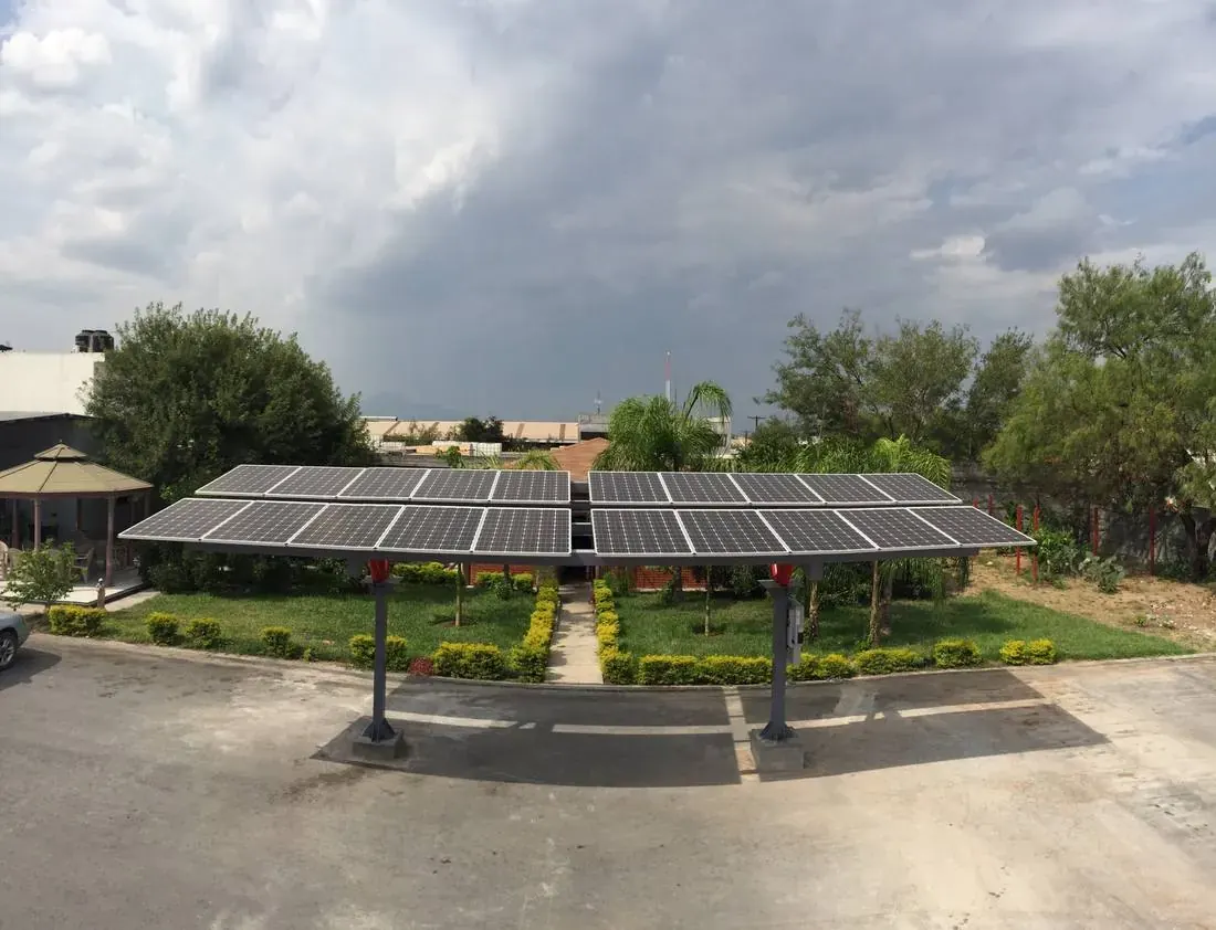 Pérgola solar de doble poste en jardín