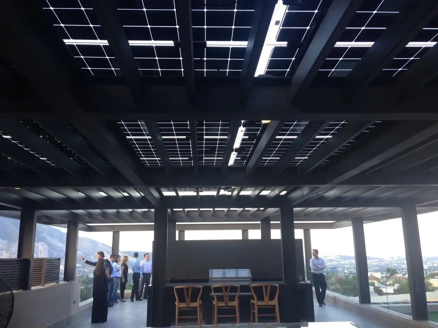 Terraza en Monterrey techada con una pérgola solar Energon